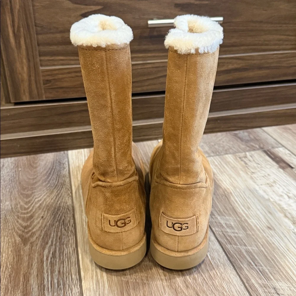 UGG Bruno Boulevard Classic Short Sheepskin Boots Size 8